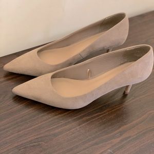 Super cute never worn Nude Mini Suede pump ❤️❤️